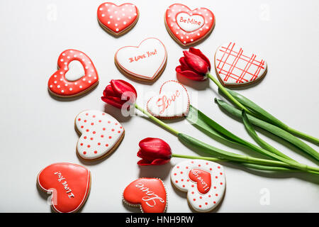 Blumen Tulpen und Herz geformten Lebkuchen. Konzept der Festtag der Urlaub Valentinstag, Muttertag. Stockfoto