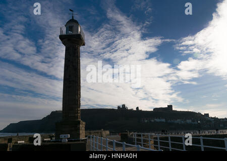 Leuchtturm mit Whitby Abtei im Hintergrund Stockfoto