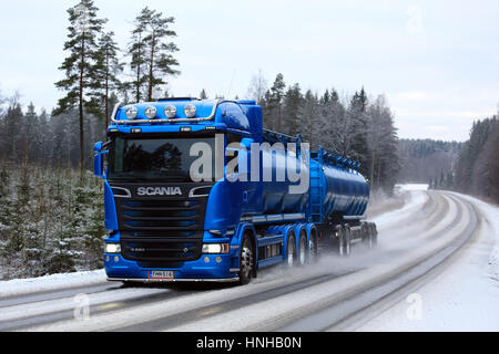 SALO, Finnland - 14. Januar 2017: Blaue Scania R580 Tankwagen LKW auf verschneiten ländlichen Highway im Winter. Stockfoto