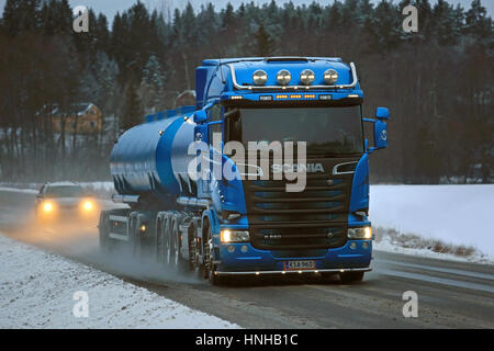 SALO, Finnland - 14. Januar 2017: Blaue Scania R580 Tankwagen liefert eine Ladung auf Autobahn mit Streusalz im in der Nähe von Null Temperatur auf einen Winter aftern Stockfoto