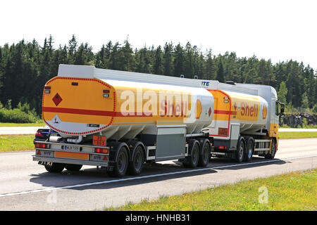 PAIMIO, Finnland - 1. Juli 2016: Royal Dutch Shell plc, allgemein bekannt als Shell, Kraftstoff-LKW schleppt Kerosin auf Autobahn an einem sonnigen Tag wenn Sommer. Die Stockfoto