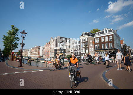 Ansicht der Radfahrer in einer Straße in Amsterdam Stockfoto