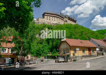 Karlstejn, Tschechische Republik - 10. Mai 2012: berühmte mittelalterliche Karlstejn Burg in der Nähe von Prag in der Tschechischen Republik Stockfoto