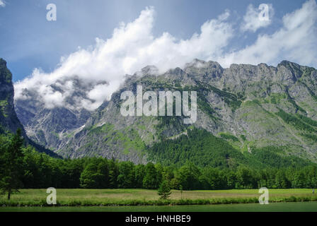 Wald und die Berge am Ufer des Lake Königssee, Bayern, Deutschland Stockfoto