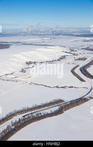 Industrielandschaft mit Güterzug und chemische Fabrik auf Hintergrund Stockfoto