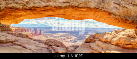 Panorama des berühmten Mesa Arch, Wahrzeichen des amerikanischen Westens, beleuchtet Golden im schönen Morgenlicht an einem schönen sonnigen Tag, Utah, USA Stockfoto