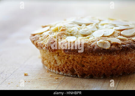 Nahaufnahme einer frisch gebackene Mandel Frangipane-Schwamm-Torte. Stockfoto