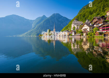 Klassische Postkartenblick auf berühmte Hallstätter See Stadt in den Alpen widerspiegelt in Traun See im schönen Morgenlicht im Sommer, Österreich Stockfoto