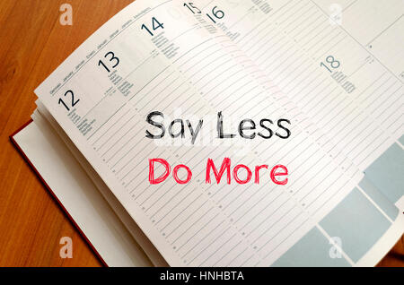 Sagen Sie weniger tun mehr Text Konzept schreiben auf notebook Stockfoto