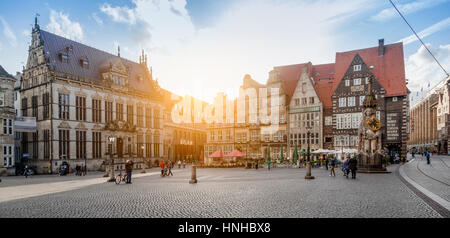 Panorama der historischen Bremer Marktplatz (Bremer Marktplatz) im schönen goldenen Abendlicht bei Sonnenuntergang, hanseatische Stadt Bremen, Deutschland Stockfoto