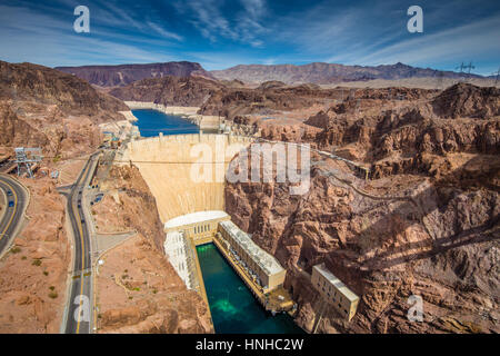 Aerial Weitwinkelaufnahme des berühmten Hoover-Staudamm, eine wichtige touristische Attraktion befindet sich an der Grenze zwischen den Bundesstaaten Nevada und Arizona, USA Stockfoto