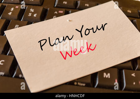 Planen Sie Ihre Woche Textkonzept auf weißen Memo und dunkle Tastatur Hintergrund Stockfoto