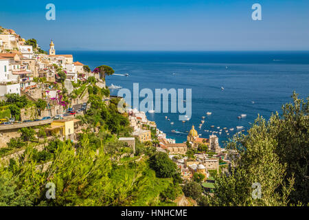 Malerischen Postkarten-Blick auf die Stadt Positano an berühmten Amalfiküste mit Golf von Salerno im schönen Abendlicht, Kampanien, Italien Stockfoto