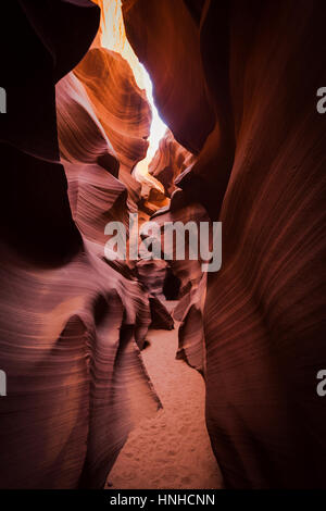 Vertikale Blick auf erstaunliche Sandstein-Formationen im berühmten Antelope Canyon an einem sonnigen Tag im Sommer, Südwesten der Page, Arizona, USA, USA Stockfoto