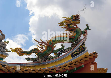 Mythischen Drachen Skulptur auf chinesischen Tempel auf dem Dach gegen bewölktem Himmel Stockfoto