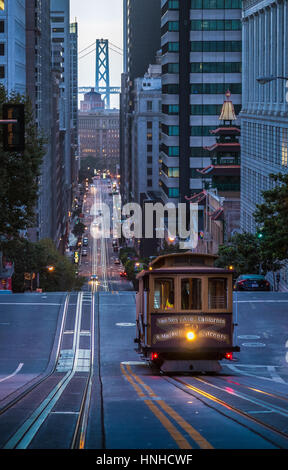 Klassische Ansicht des historischen Seilbahn fahren in der berühmten California Street in schönen frühen Morgendämmerung vor Sonnenaufgang im Sommer, San Francisco, USA