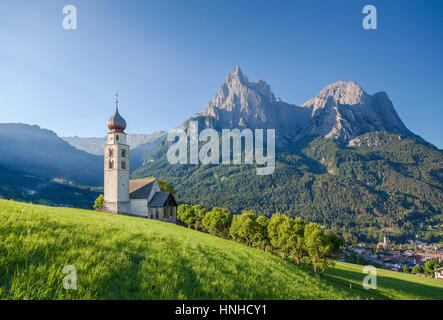 Idyllische Berglandschaft der Dolomiten mit St. Valentin Kirche und berühmten Mount Schlern im schönen Morgenlicht bei Sonnenaufgang, Seis bin Schlern Stockfoto