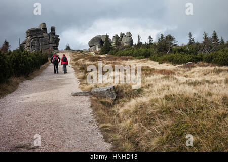 Touristen-paar auf Weg in Richtung drei Ferkel rock Formation im Riesengebirge (Krkonose), Sudeten, Polen und Tschechien Grenze, Europa Stockfoto