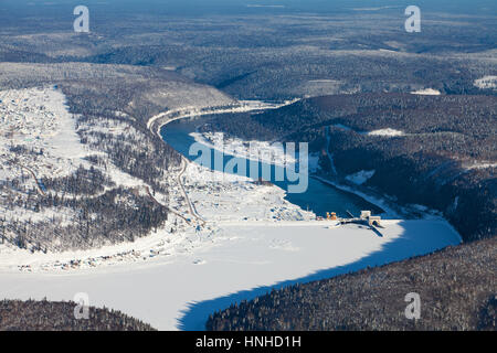 Wasserkraftwerk am Bergfluss im Winter, Top Aussicht Stockfoto