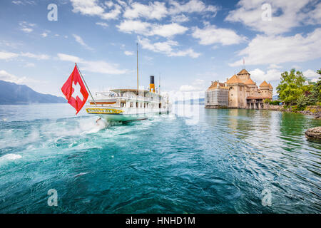 Traditionelle Raddampfer Ausflugsschiff mit historischen Chateau de Chillon am berühmten Genfer See an einem sonnigen Tag mit blauem Himmel, Waadt, Schweiz Stockfoto