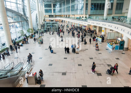 Passagiere im Flughafen Domodedovo zur Tageszeit Stockfoto