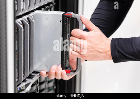 IT-Profi installiert Server-Cluster in großen Rechenzentren Stockfoto
