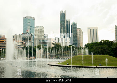 KUALA LUMPUR, MALAYSIA - 26. November 2010: Symphonie See vor die Petrona Towers ist ein künstlicher See vor KLCC mit einem musikalischen Springbrunnen s Stockfoto