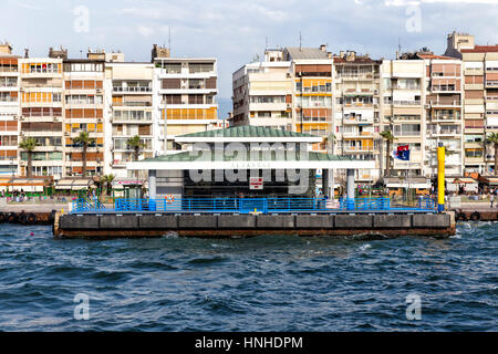 Alsancak Fähranleger. Alsancak ist ein zentral gelegenen großen Viertel in Izmir, Türkei, innerhalb der Grenzen des metropolitan District Konak. Stockfoto