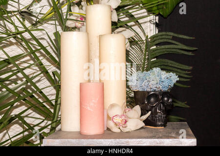 Blumen-Vase in Form eines Schädels. Stockfoto