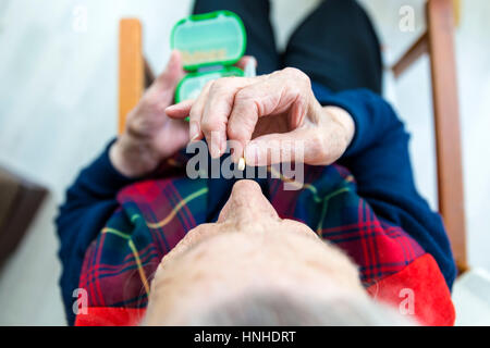 Türkische Seniorin Pillen Detailansicht Stockfoto