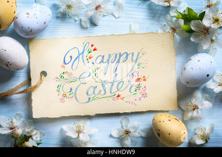 Frühling Blumen und Ostereier. Frohe Ostern-Hintergrund Stockfoto