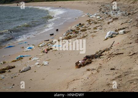 Rayong, Thailand - 27. Februar 2014 Verschmutzung des Golfs von Thailand im Bereich der Rayong Terminal. Stockfoto