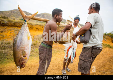 Madagassische Fischer Rückkehr von Morgen fangen auf das Meer und die Fische an dem Touristen entlang der Küste in Fort-Dauphin Bereich verkaufen. Stockfoto