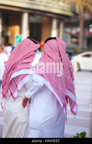 Zwei Männer in traditionellen islamischen Kleidung. Stockfoto