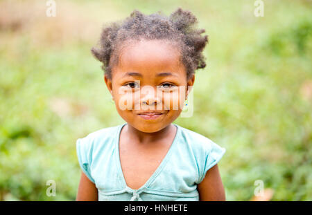 Lächelnd Portrait eines kleinen Mädchens in ländlichen Fischer Gemeinschaft (Dorf) entlang der Küste in Fort-Dauphin Bereich genommen. Stockfoto