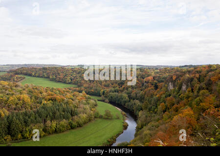 Symonds Yat. Symonds Yat ist ein Felsen, der als Aussichtsturm verwendet wird, um einen atemberaubenden Blick über den Norden von Wye Valley zu erhalten. Hier nimmt der Fluss Wye ein mich Stockfoto