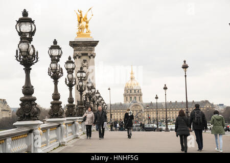 Pont Alexandre III mit Kapelle von Saint-Louis-des-Invalides im Hintergrund, Paris, Frankreich Stockfoto