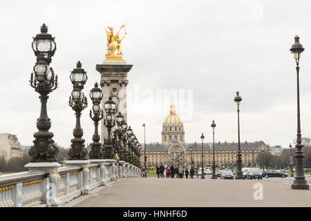 Pont Alexandre III mit Kapelle von Saint-Louis-des-Invalides im Hintergrund, Paris, Frankreich Stockfoto