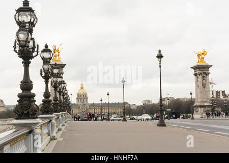 Pont Alexandre III mit Kapelle von Saint-Louis-des-Invalides im Hintergrund, Paris, Frankreich Stockfoto