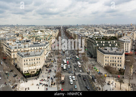 Luftaufnahme von Paris mit umliegenden Gebäuden und Dächern, vom Arc de Triomphe.  Paris, Frankreich. Stockfoto