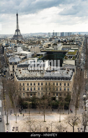 Luftaufnahme von Paris mit Eiffelturm, haussmannschen Stil Gebäude und Dächer, unter einem dramatischen Himmel. Paris, Frankreich. Stockfoto