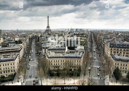 Luftaufnahme von Paris mit Eiffelturm, haussmannschen Stil Gebäude und Dächer, unter einem dramatischen Himmel. Paris, Frankreich. Stockfoto