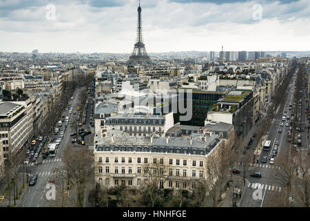 Luftaufnahme von Paris mit Eiffelturm, haussmannschen Stil Gebäude und Dächer, unter einem dramatischen Himmel. Paris, Frankreich. Stockfoto