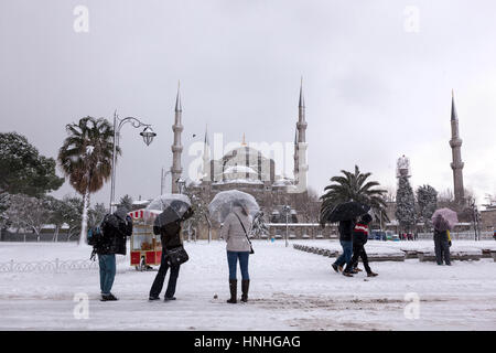 Istanbul, Türkei - 19. Februar 2015: Touristen auf dem Sultan Ahmet Platz im winter Stockfoto