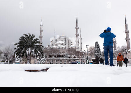 Istanbul, Türkei - 19. Februar 2015: Touristen auf dem Sultan Ahmet Platz im winter Stockfoto