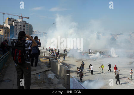 ISTANBUL - 10. Juni 2013: Menschen sind am Taksim-Platz zum protest gegen Abriss Taksim Gezi-Park in Istanbul, Türkei.  Polizei ist wieder einmal in Taksim mit Gas Bomben. Stockfoto