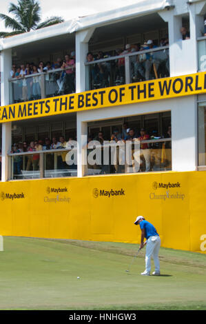 Kuala Lumpur, Malaysia. 12. Februar 2017 der Maybank Golf Championship, European Tour, Fabrizio Zanotti Putt auf dem 18. Loch bei der Maybank Championship im Saujana Golf & Country Club, Kuala Lumpur, Malaysia gewinnen. Bildnachweis: Flashspix/Alamy Live-Nachrichten Stockfoto