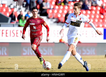 Sion, Schweiz. 12. Februar 2017. Raiffeisen Superliga, FC Sion - FC Vaduz, Gregory Karlen (FC Sion 12) Duell mit Moreno Costanzo (FC Vaduz 16) Credit: Cronos Foto/Alamy Live News Stockfoto