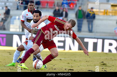 Sion, Schweiz. 12. Februar 2017. Raiffeisen Superliga, FC Sion - FC Vaduz, Carlitos (FC Sion) Duell mit Nicolas Hasler (FC Vaduz 20) Credit: Cronos Foto/Alamy Live News Stockfoto