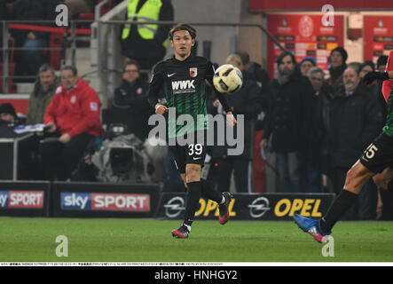 Mainz, Deutschland. 10. Februar 2017. Takashi Usami (Augsburg) Fußball: Deutsche Bundesliga match zwischen 1. FSV Mainz 05 2-0 FC Augsburg im Opel Arena in Mainz, Deutschland. Bildnachweis: Takamoto Tokuhara/AFLO/Alamy Live-Nachrichten Stockfoto